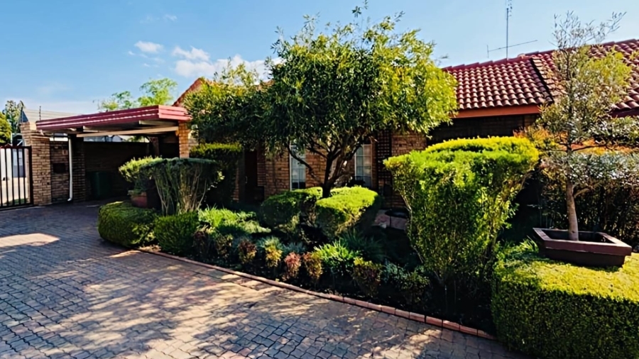 3 Bedroom Property for Sale in Van Der Hoff Park North West